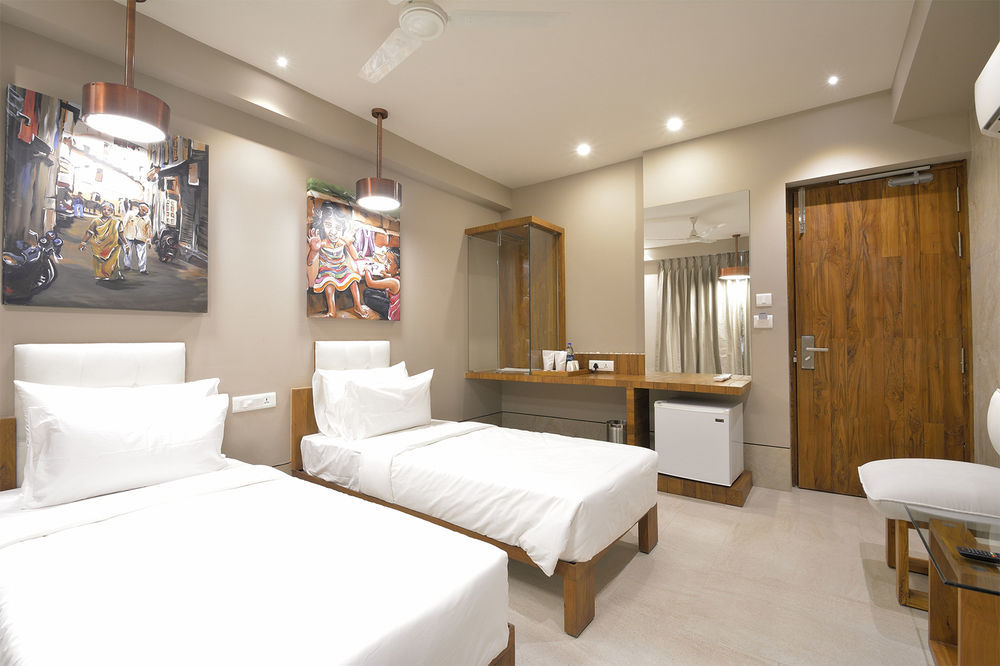 Urbane The Hotel Ahmedabad Exterior foto