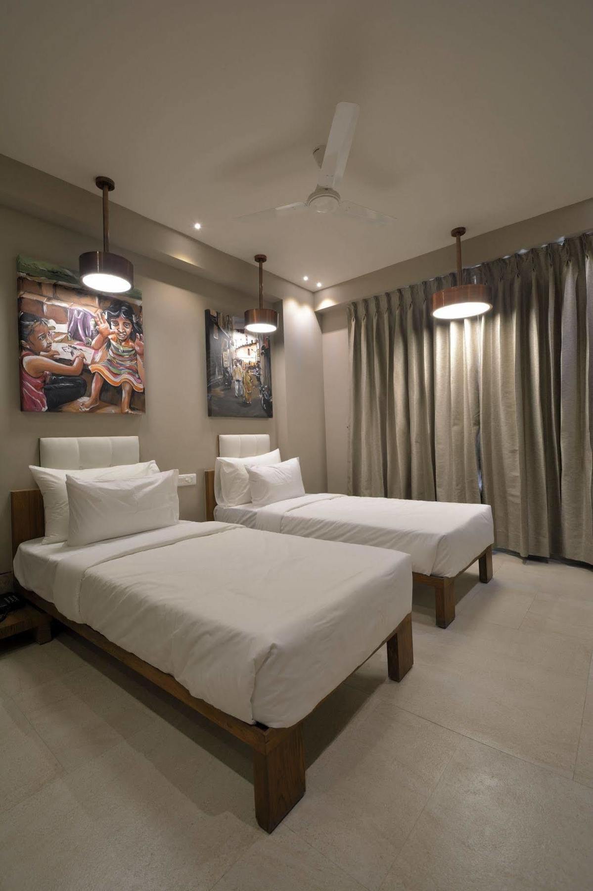 Urbane The Hotel Ahmedabad Exterior foto